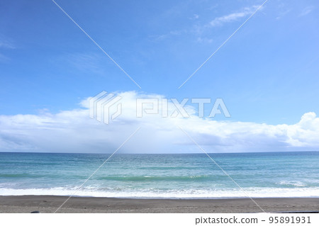 Beautiful view of the coastline in summer 95891931