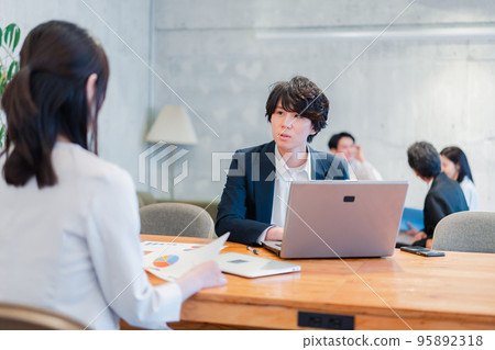 面對面的銷售人員 面對面的銷售人員 95892318