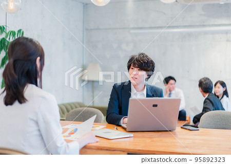 面對面的銷售人員 面對面的銷售人員 95892323