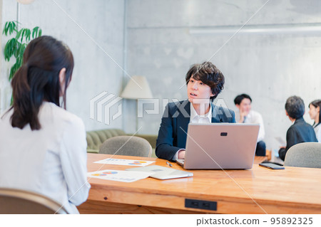 面對面的銷售人員 面對面的銷售人員 95892325