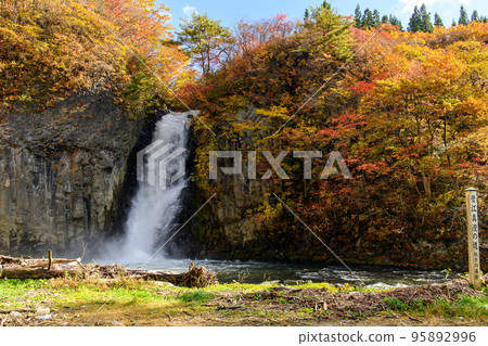 Autumn: Masumi Sugae's Road, Choshi Falls, Kazuno City, Akita Prefecture Autumn: Masumi Sugae's Road, Choshi Falls, Kazuno City, Akita Prefecture 95892996