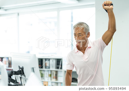 商人在辦公桌工作期間進行肌肉訓練 95893494