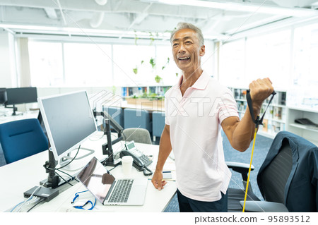 商人在辦公桌工作期間進行肌肉訓練 95893512