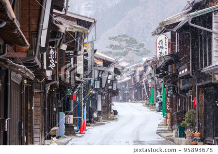 Nara well inn in winter 95893678