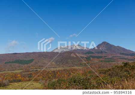 日本鳥取縣大山美麗的秋景 95894316