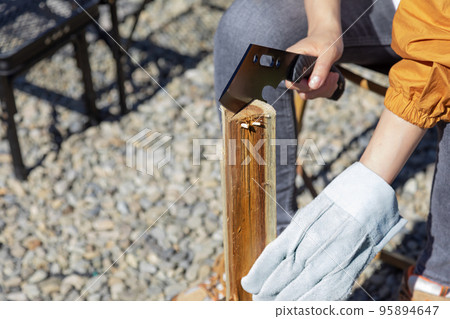 Solo camp Woman splitting firewood Solo camp Woman splitting firewood 95894647