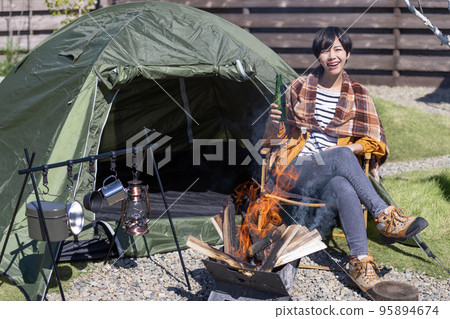 在單人營地喝啤酒的女人 在單人營地喝啤酒的女人 95894674