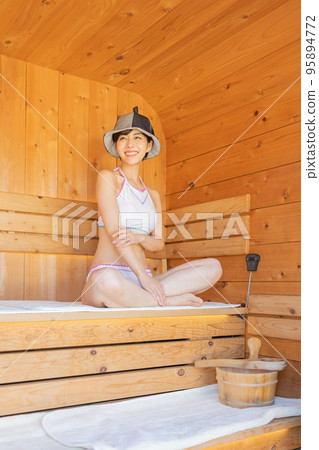 Totou, a woman getting fit in the sauna 95894772