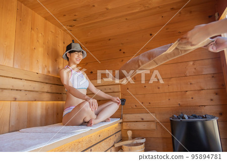 Totou，一個在桑拿房裡鍛煉身體的女人 95894781