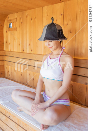 Totou, a woman getting fit in the sauna 95894784