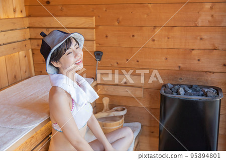 Totou, a woman getting fit in the sauna 95894801