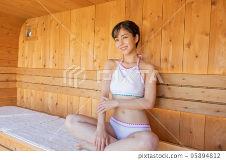 Totou，一個在桑拿中鍛煉身體的女人 95894812