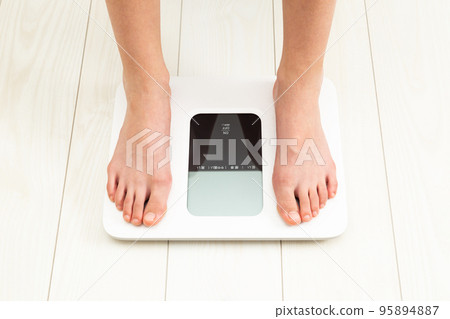 feet on weight scale feet on weight scale 95894887