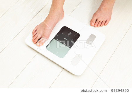 體重秤上的腳 95894890