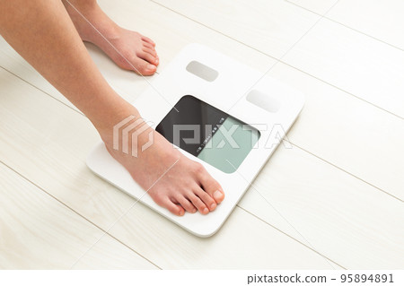 體重秤上的腳 95894891