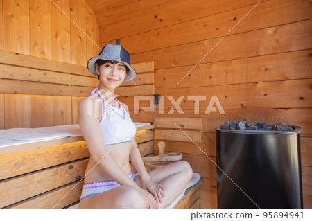 Totou，一個在桑拿中鍛煉身體的女人 95894941