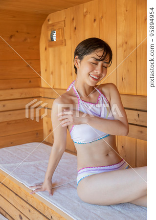 Totou,一個在桑拿中鍛煉身體的女人 Totou,一個在桑拿中鍛煉身體的女人 95894954