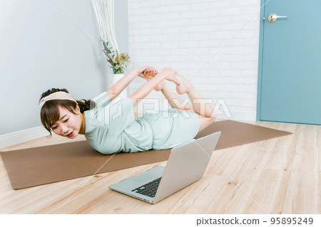 用蝦經做背部肌肉訓練的亞洲女性 用蝦經做背部肌肉訓練的亞洲女性 95895249