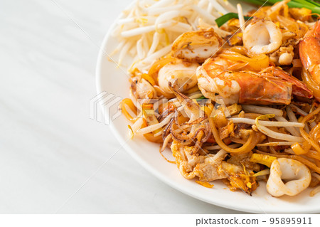 Pad Thai Seafood - Stir fried noodles with shrimps, squid or octopus and tofu 95895911