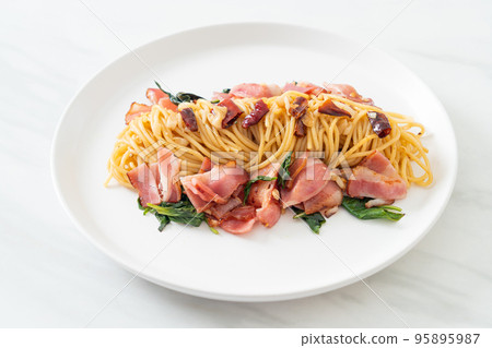 Stir-Fried Spaghetti With Dried Chili And Bacon 95895987