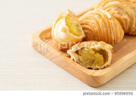 curry puff stuffed beans on plate curry puff stuffed beans on plate 95896050