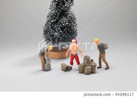 a mini of santa Claus with his assistant 95896117