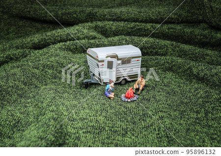 the mini of figure traveling by car and having a picnic 95896132