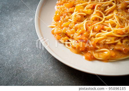 spaghetti pasta with creamy tomato sauce 95896185