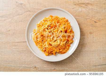 spaghetti pasta with creamy tomato sauce 95896195