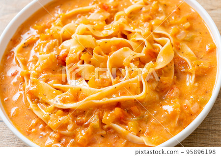 fettuccine pasta with creamy tomato sauce 95896198