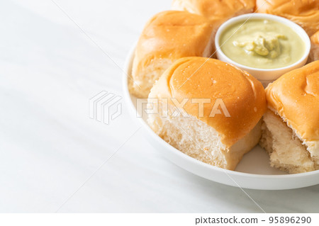 Bread with Thai Pandan Custard Bread with Thai Pandan Custard 95896290