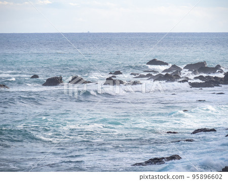沿海岩石和白帽。 沿海岩石和白帽。 95896602