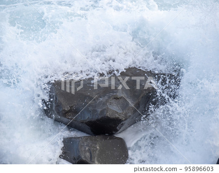 洶湧的海浪沖擊著岩石海岸。 95896603