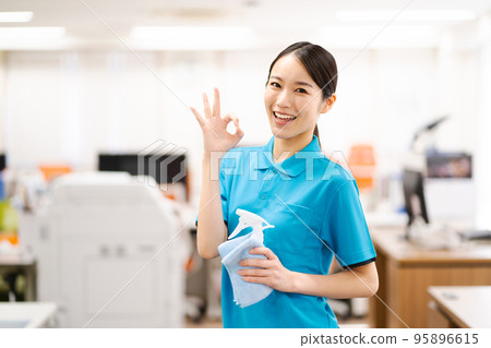 年輕女保洁員(OK姿勢) 年輕女保洁員(OK姿勢) 95896615