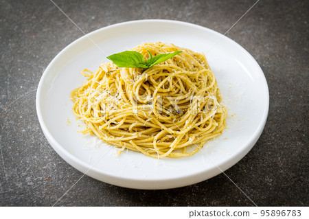 pesto spaghetti pasta - vegetarian food pesto spaghetti pasta - vegetarian food 95896783