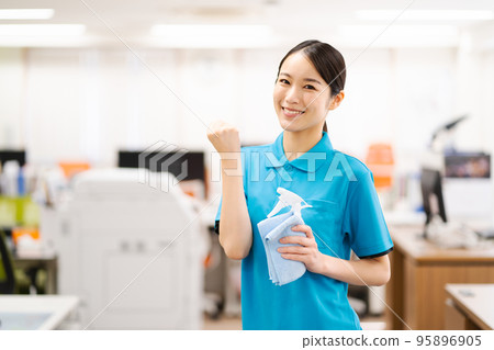 Young female cleaning staff (guts pose) 95896905