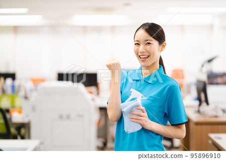 Young female cleaning staff (guts pose) 95896910