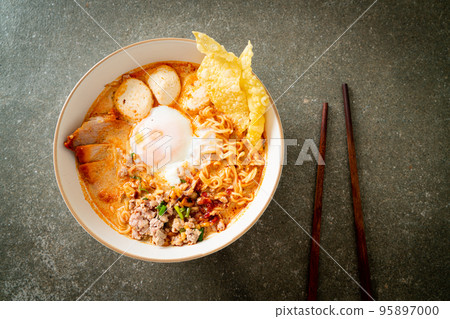 instant noodles with pork and meatballs in spicy soup 95897000