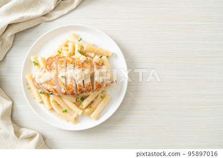 quadrotto penne pasta white creamy sauce with grilled chicken quadrotto penne pasta white creamy sauce with grilled chicken 95897016