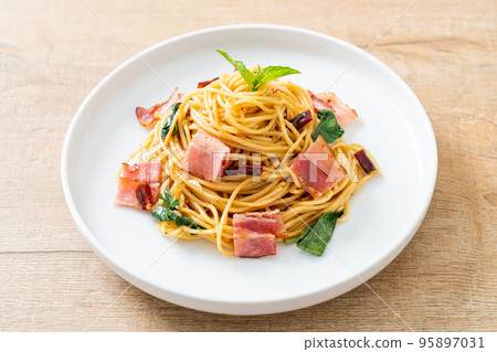 Stir-Fried Spaghetti With Dried Chili And Bacon 95897031