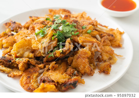 Crispy fried mussel pancake with egg 95897032
