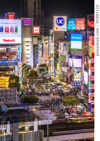 Tokyo cityscape in Japan Halo production. Shibuya Halloween. "Specialty" rope guidance ... Threatening crowd = 31st, after 18:00 Tokyo cityscape in Japan Halo production. Shibuya Halloween. "Specialty" rope guidance ... Threatening crowd = 31st, after 18:00 95897115