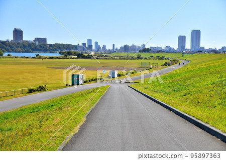 從北總線江戶川橋附近（東京都江戶川區）看江戶川下游方向（和陽女子大學，市川站方向）[2022] 95897363