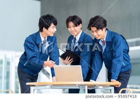 商務工程師會見房地產製造業建築 95897418