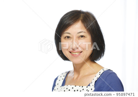 穿著圍裙的微笑中年婦女 穿著圍裙的微笑中年婦女 95897471