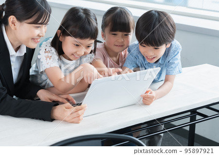 Elementary school students learning programming 95897921