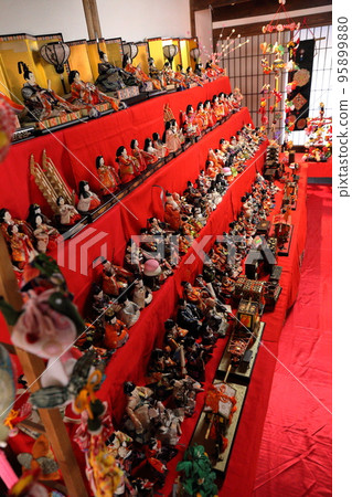 桃花節,彌生節Hinamatsuri,華麗的分層裝飾和華麗的hina娃娃。 桃花節,彌生節Hinamatsuri,華麗的分層裝飾和華麗的hina娃娃。 95899880