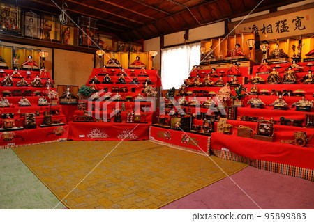 桃花節,彌生節Hinamatsuri,華麗的分層裝飾和華麗的hina娃娃。 桃花節,彌生節Hinamatsuri,華麗的分層裝飾和華麗的hina娃娃。 95899883