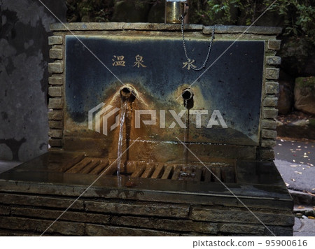 溫泉小鎮昏暗的小酒館 溫泉小鎮昏暗的小酒館 95900616