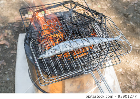[Salt-grilled raw saury at the auto campsite] 95901277